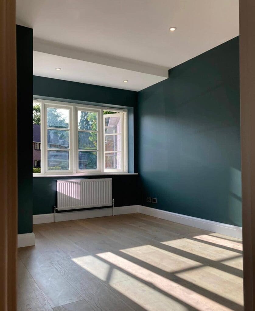 green room with white skirting boards